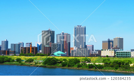 從荒川大橋看埼玉縣川口市的建築物 從荒川大橋看埼玉縣川口市的建築物 120384235