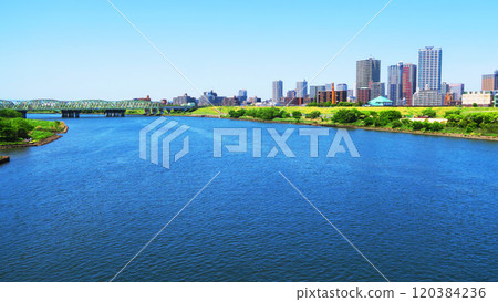 從荒川大橋看埼玉縣川口市的建築物 從荒川大橋看埼玉縣川口市的建築物 120384236