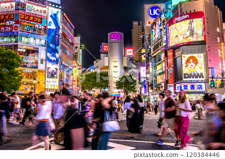日本東京街景 夜晚的澀谷十字路口擠滿了外國遊客=11日20點14分 120384446