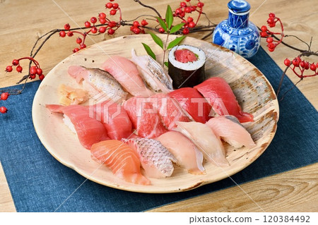 壽司,拼盤,壽司,壽司,壽司,當地魚,金槍魚,拼盤。 壽司,拼盤,壽司,壽司,壽司,當地魚,金槍魚,拼盤。 120384492