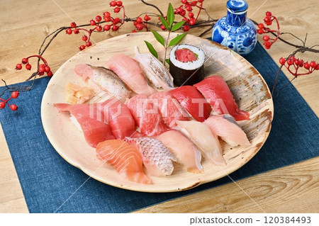 壽司，拼盤，壽司，壽司，壽司，當地魚，金槍魚，拼盤。 120384493