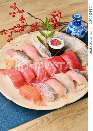 壽司,拼盤,壽司,壽司,壽司,當地魚,金槍魚,拼盤。 壽司,拼盤,壽司,壽司,壽司,當地魚,金槍魚,拼盤。 120384494