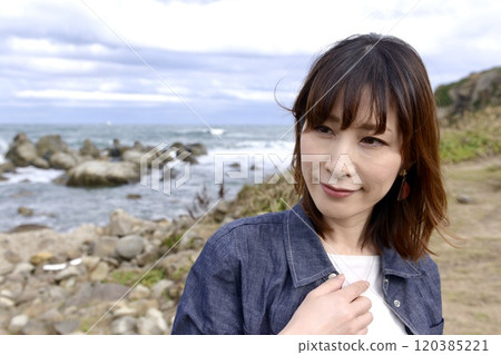 擺在海灘上的端莊的女人 120385221