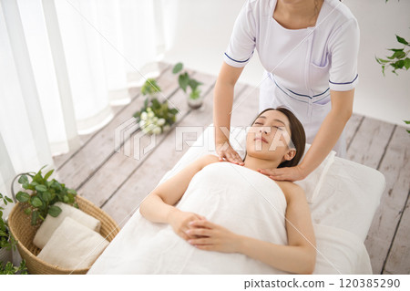 接受美容師按摩的婦女 120385290