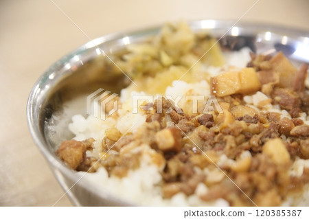 Braised pork on rice 120385387