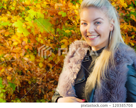 Fashion woman in autumn park Fashion woman in autumn park 120385708
