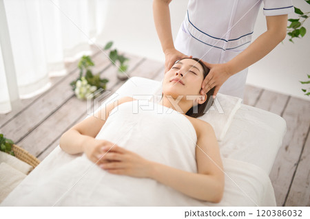 接受美容師按摩的婦女 120386032