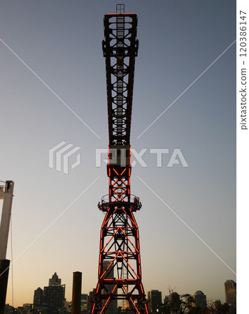 黃昏時分的紀念碑起重機| 黃昏時分的紀念碑起重機| 120386147