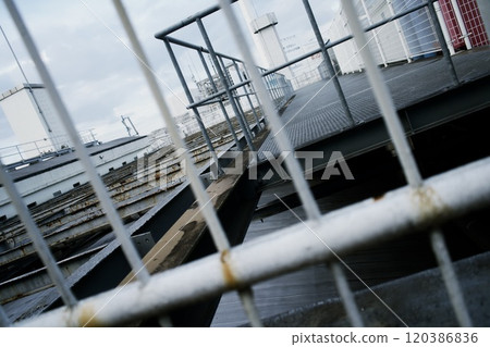 生鏽的柵欄外的景色 120386836