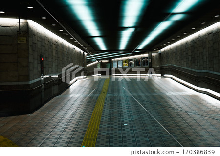 穿過無人地鐵站的地下通道 120386839