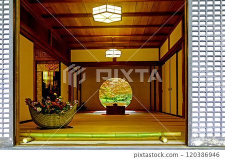 [Kanagawa] Autumn at Meigetsuin Temple in Kamakura - Autumn leaves seen from the window of enlightenment 120386946
