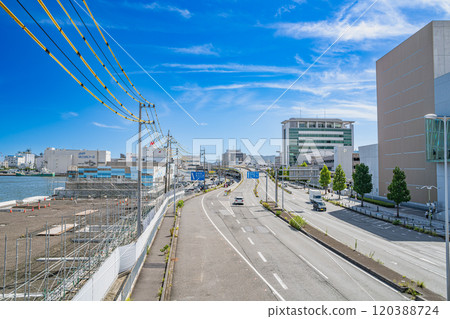 從JR清水站東口看到藍天的Marinato和清水海洋道路的城市景觀（靜岡縣） 120388724