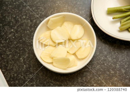 sliced garlic on a plate 120388740
