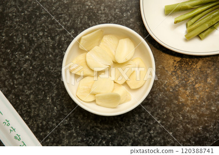 sliced garlic on a plate 120388741