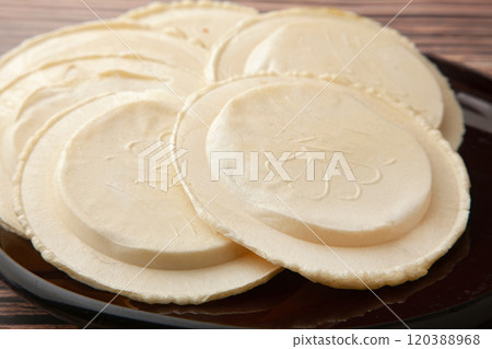 Rice crackers with rice cracker soup Rice crackers with rice cracker soup 120388968