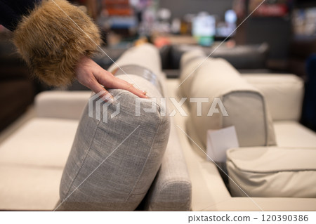 女人的手在室內店觸摸沙發 120390386