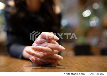 女人的手放在桌上 120390387