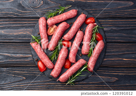 Raw beef sausages with rosemary and tomatoes photography . Top view Raw beef sausages with rosemary and tomatoes photography . Top view 120391012