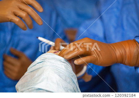 Orthopedic surgeons learn to perform knee surgery. 120392184