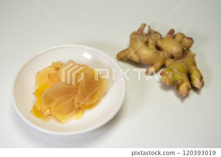 醃好的薑放在盤子裡 120393019