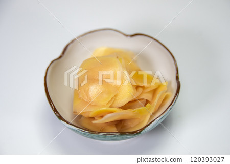 醃好的薑放在盤子裡 120393027