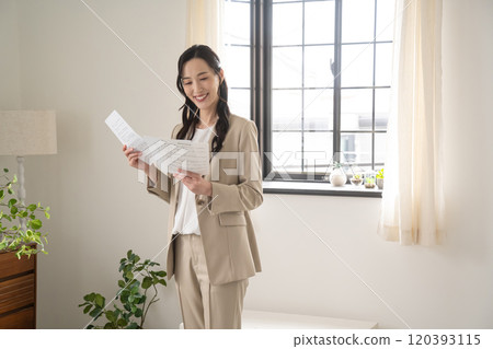 看文件的女實業家 看文件的女實業家 120393115