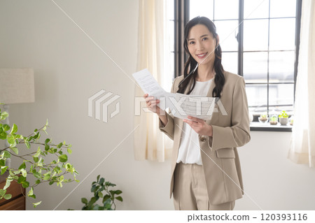 一位女士在她的房間裡閱讀材料 一位女士在她的房間裡閱讀材料 120393116
