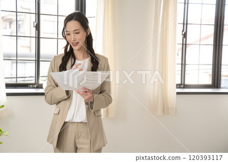 看文件的女實業家 看文件的女實業家 120393117