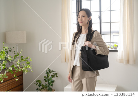 站在室內窗邊的女商人 120393134