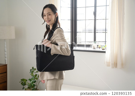 站在室內窗邊的女商人 120393135