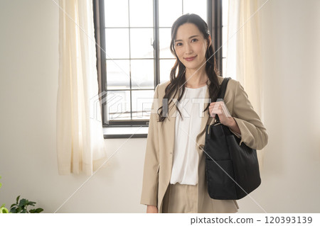 站在室內窗邊的女商人 站在室內窗邊的女商人 120393139