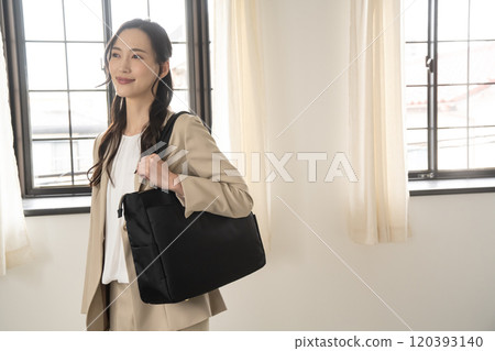 站在室內窗邊的女商人 120393140