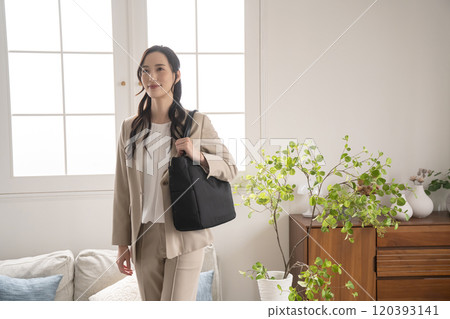 站在室內窗邊的女商人 120393141