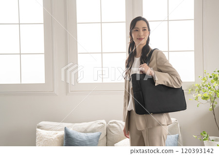 站在室內窗邊的女商人 120393142