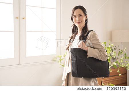站在室內窗邊的女商人 120393150