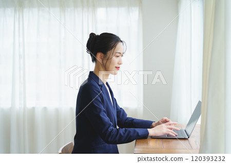 職業婦女被選為專案負責人 職業婦女被選為專案負責人 120393232