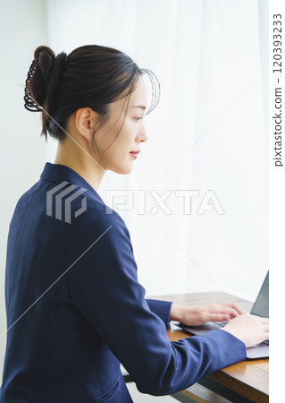 職業婦女被選為專案負責人 120393233