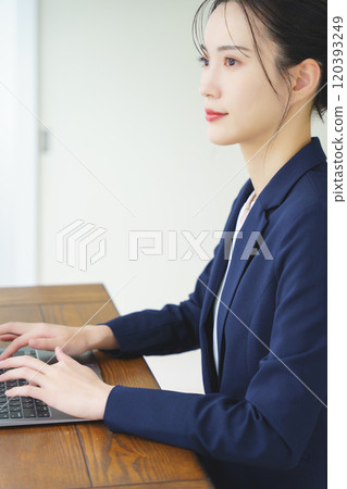 職業婦女被選為專案負責人 120393249