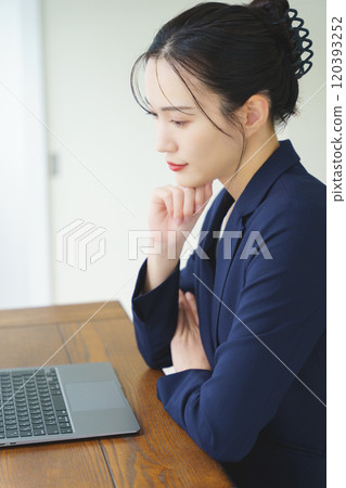 A career woman who was selected as a project leader 120393252