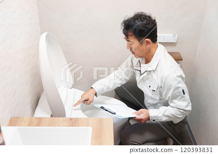 管道承包商檢查廁所 120393831