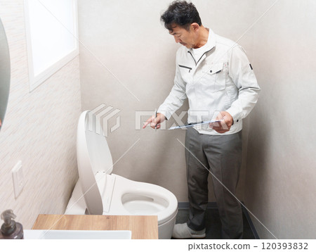 管道承包商檢查廁所 120393832
