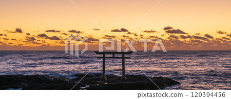 大洗磯前神社，日出前矗立在「茨城縣」海岸的鳥居 120394456