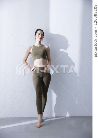 Woman in yoga wear 120395108