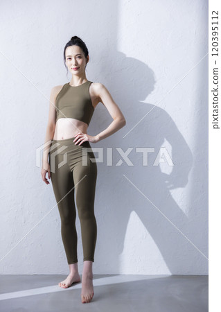 Woman in yoga wear 120395112