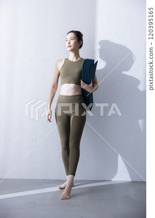Woman in yoga wear 120395165