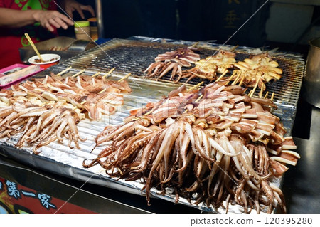 Taiwan night market, food stall image, grilled squid 120395280