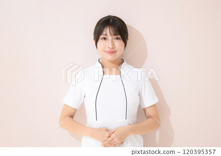 美學家或美容護士在粉紅色背景下看著相機的接待姿勢 120395357