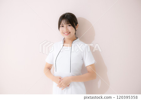 Receptionist pose for beauty salons and beauty nurses, looking at camera on pink background 120395358