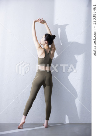 Woman in yoga wear 120395461