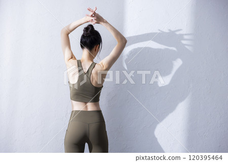Woman in yoga wear 120395464